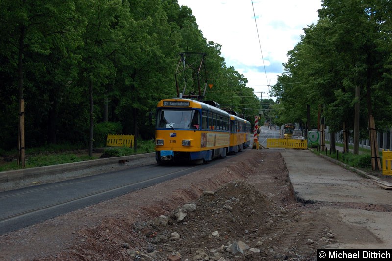 Bild: 2115 mit 2186 und 2159 nachdem der Fahrer die Schranke überredete hoch zu gehen.