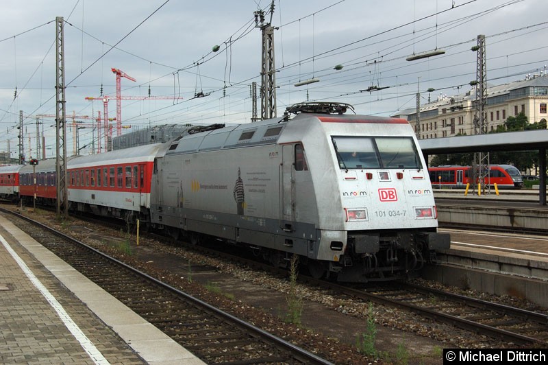 Bild: 101 034 wird gerade aus dem Hauptbahnhof von München gezogen.