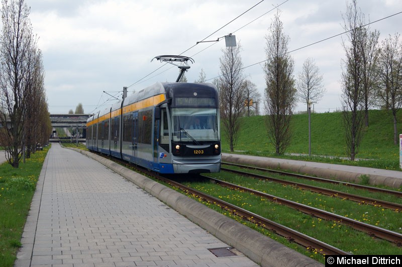 Bild: 1203 als Linie 16 zwischen den Haltestellen Bahnhof Messe und Messegelände.