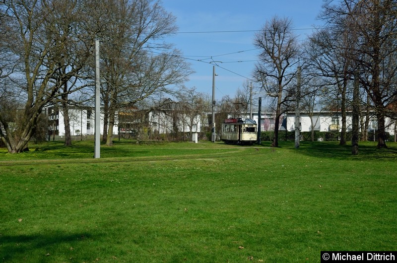 Bild: Ebenfalls als Sonderfahrt unterwegs war der 1464. Auch er fuhr durch den Park in der Naunhofer Str.