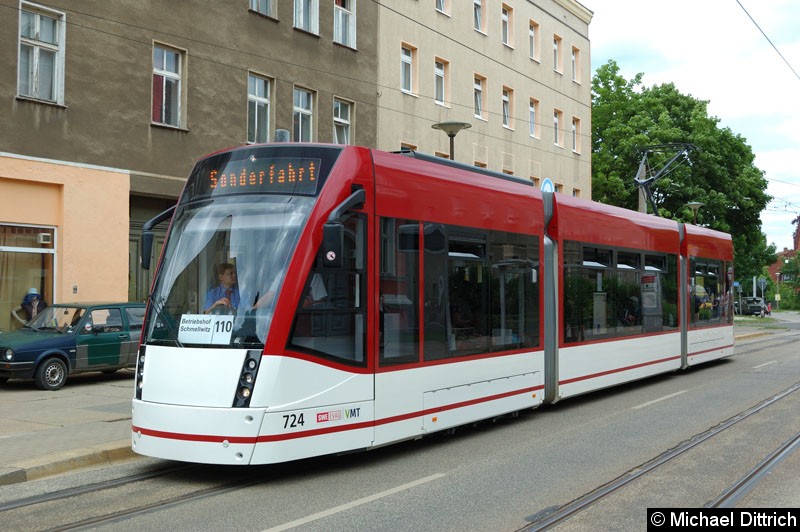 Bild: Gastfahrzeug 724 (Combino Classic) der EVAG (Erfurter Verkehrsbetriebe) an der Haltestelle Bonnaskenplatz.