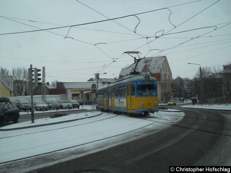 Bild: TW 442 auf der Linie 2 an der Kreuzung Huttenstraße/Gartenstraße.