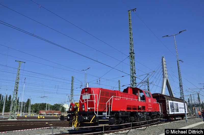 261 024 mit einem Güterwagen zur Eröffnung des Güterbahnhofs Halle (Saale).