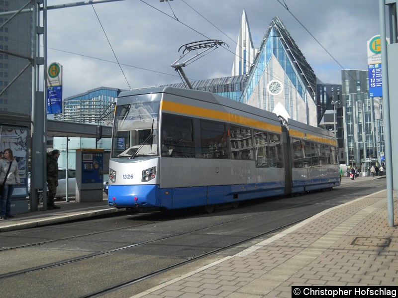 Bild: TW 1326 auf der Linie 12E am Augustusplatz.