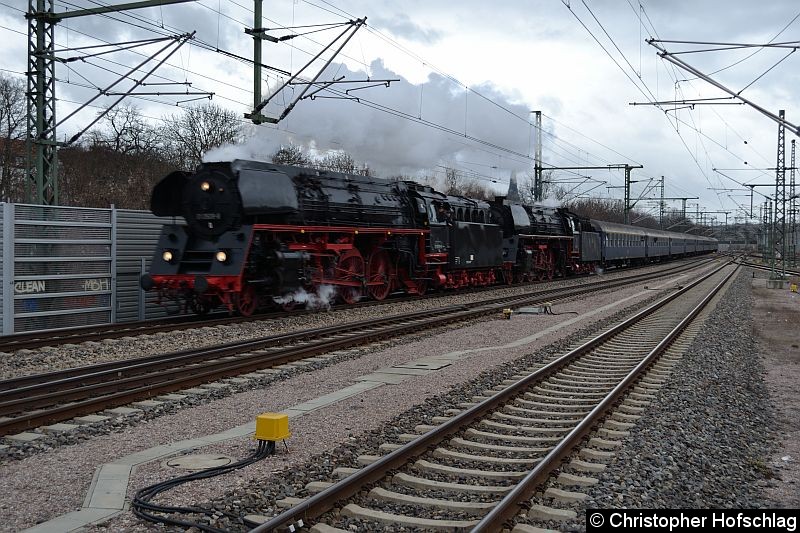 BR 01 0509-8+BR 01 0533 bei der Durchfahrt in Erfurt Hauptbahnhof.