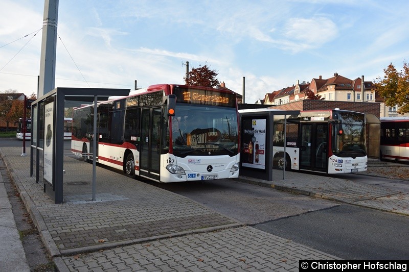 Bild: Wagen 187 als Linie 10 an der Grubenstraße, wartet auf seine Abfahrt in den Ortsteil Gispersleben.