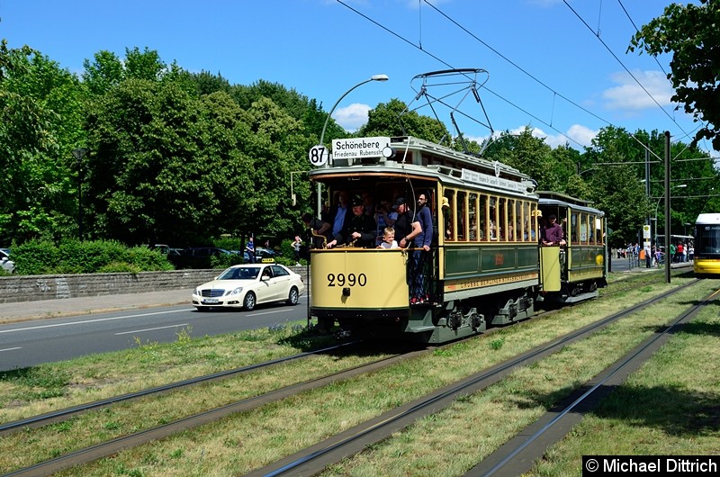 Bild: 2990 und 808 fuhren als zweiter Wagen in einem Straßenbahnkorso anlässlich 150 Jahre Straßenbahn in Berlin.