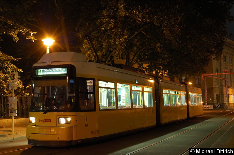 Bild: 1032 als Linie M1 an der Haltestelle Am Kupfergraben.
Die schwarzen Streifen an der Seite enstanden bei einem Unfall den der Wagen am Vormittag hatte.