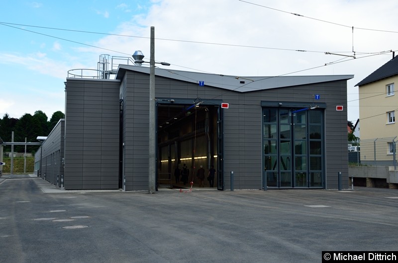 Bild: Die neugebaute Halle enthält ein Gleis für die Wartung von Fahrzeugen und daneben eine Waschanlage.