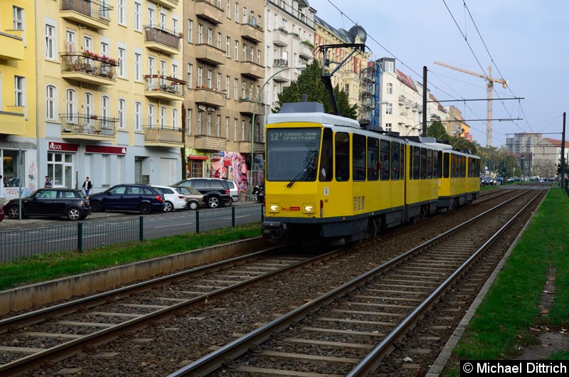 Bild: 6060 + xxxx als Linie 12 kurz vor der Haltestelle Husemannstr.