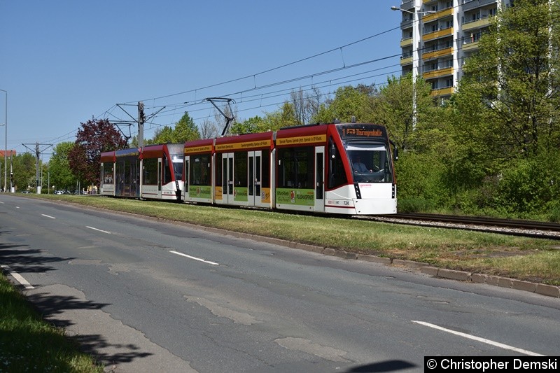 Bild: TW 724+714 als Linie 1 zwischen den Haltestellen Europaplatz und Thüringen-Park.