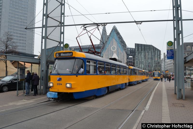Bild: Tw 2104+2031+Bw 797 als Linie 15 am Augustusplatz.