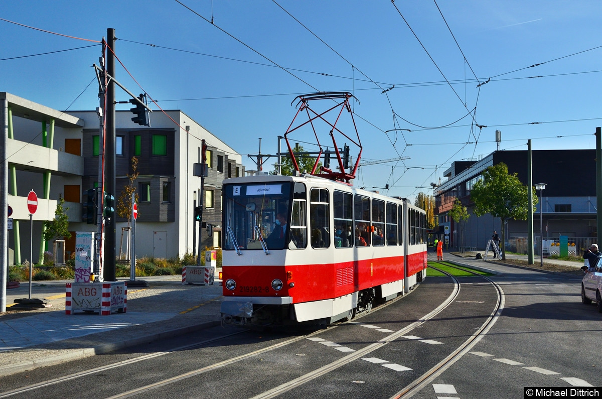 Bild: Für die Fans wurden unter anderem die historischen KT4D eingesetzt.
Hier der 219 282-8 an der Karl-Ziegler-Straße.