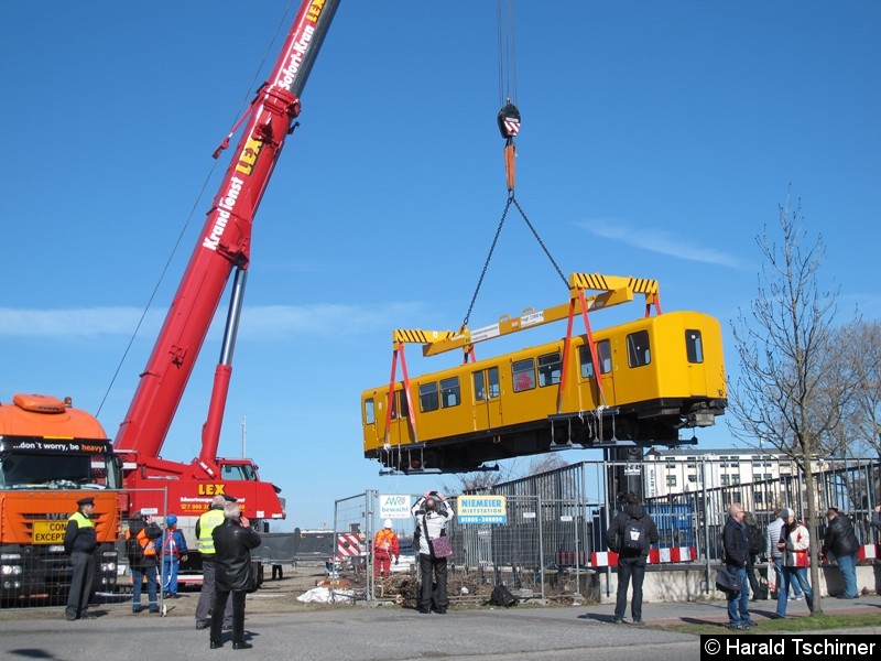 Bild: Wagen 2675 wird aus dem Tunnel rausgehoben. Diese Wagen werden überholt und auf der U-Bahnlinie 6 eingesetzt.