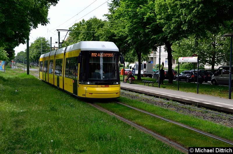 4018 als Linie M12 zwischen den Haltestellen Stahlheimer Str./Wisbyer Str. und Prenzlauer Allee/Ostseestr. Bild: 4018 als Linie M12 zwischen den Haltestellen Stahlheimer Str./Wisbyer Str. und Prenzlauer Allee/Ostseestr.