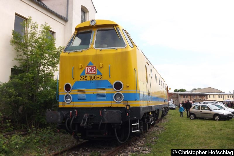 Bild: Einst als Fernverkehrslok im Einsatz, heute fährt sie für DB Bahnbau.