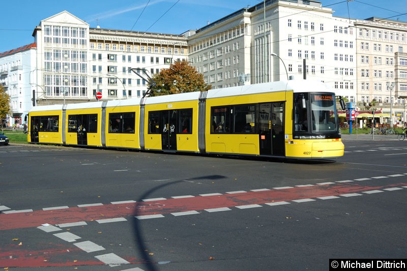 Bild: 4027 als Linie M10 kurz der Haltestelle U Frankfurter Tor.