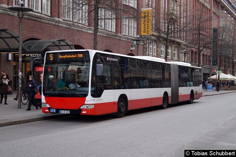 Bild: Wagen 7317 als Linie 5 an der Haltestelle Hauptbahnhof/Mönckebergstraße.