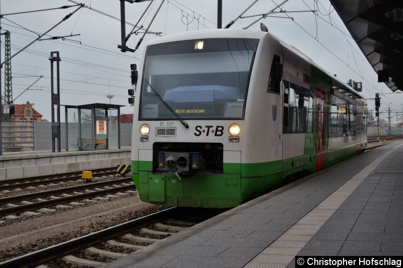 Bild: VT 117 der STB bei der Einfahrt in Erfurt Hauptbahnhof.