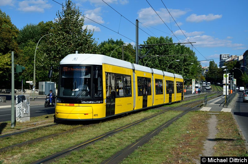 Bild: 4015 als Linie M8 beim Verlassen der Haltestelle Platz der Vereinten Nationen.