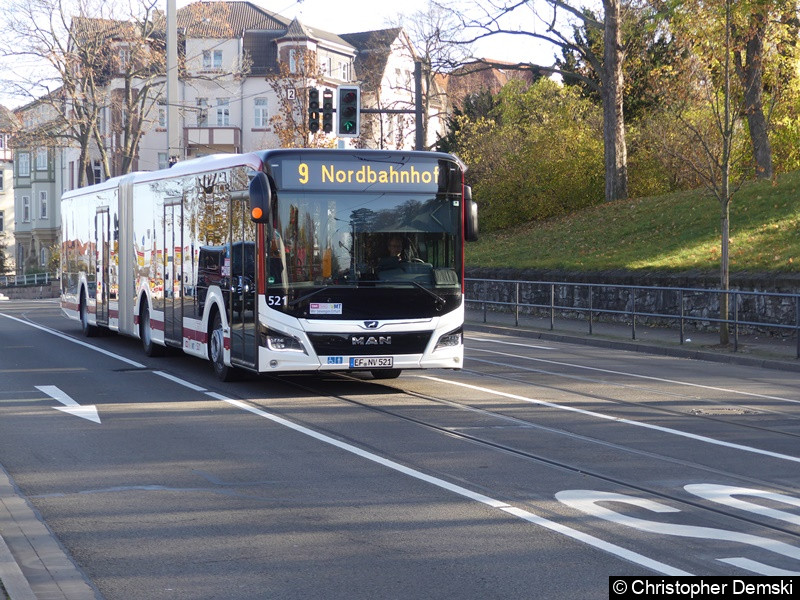 Wagen 521 als Linie 9 in Bereich Stadtparkkopf/Schillerstraße kurz vor der Haltestelle Hauptbahnhof.
