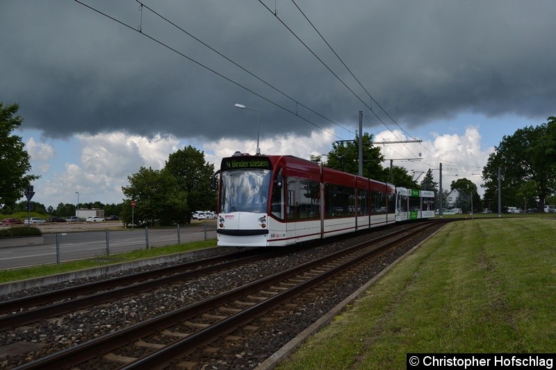 TW 640+706 als Linie 4 zwischen den Haltestellen Flughafen und Büropark Airfurt. Bild: TW 640+706 als Linie 4 zwischen den Haltestellen Flughafen und Büropark Airfurt.