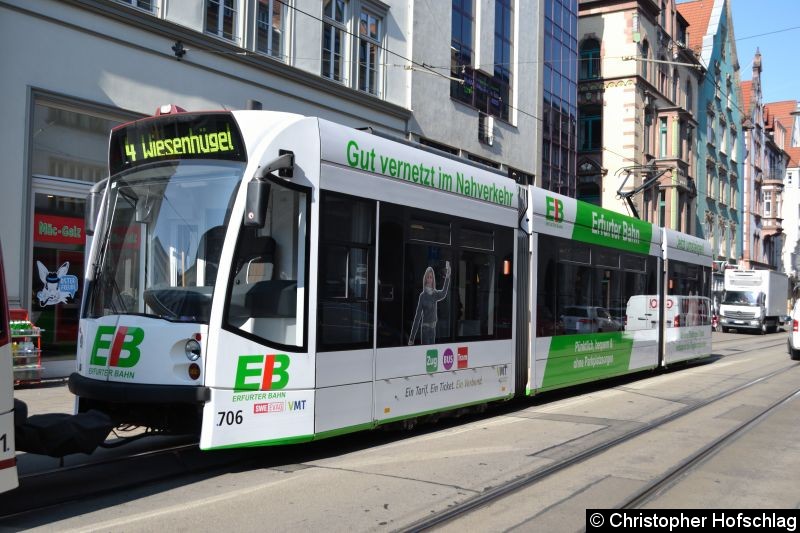 Bild: TW 706 als zweiter Wagen einer Combino-Traktion, als Linie 4 am kurz vor der Haltestelle Hauptbahnhof.