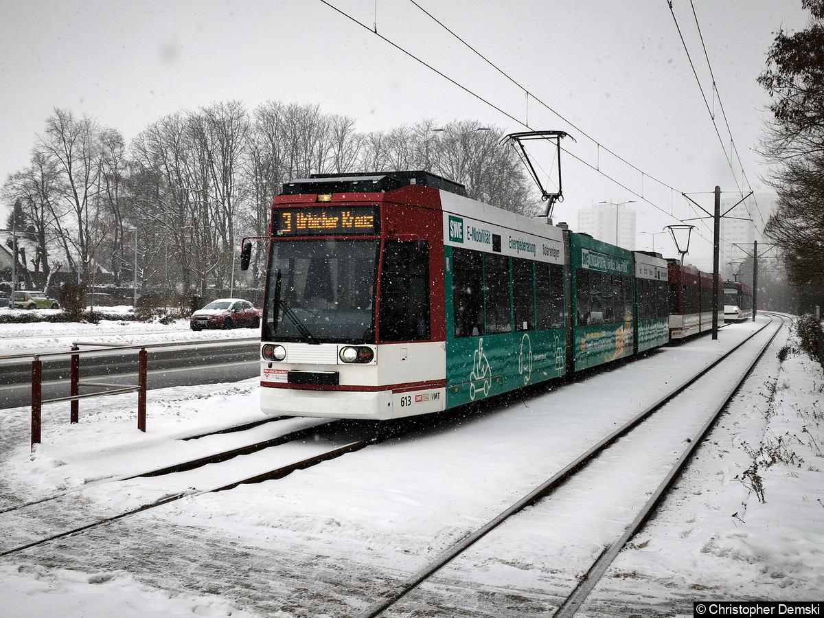 TW 613+608 als Linie 3 vor der Haltestelle Warschauer Straße. Aufgrund eines Weichenschadens ist die Weiterfahrt verhindert.