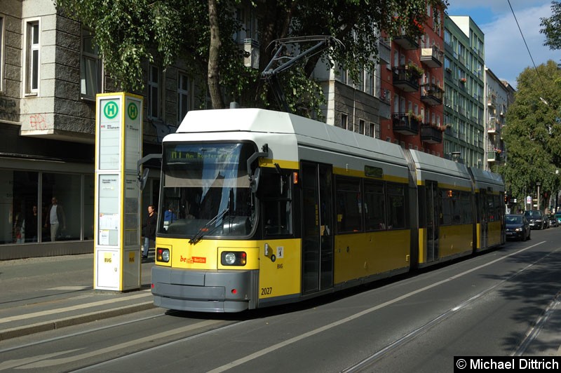 Bild: 2027 als Linie M1 an der außerplanmäßigen Endhaltestelle Eberswalder Str./Pappelallee.