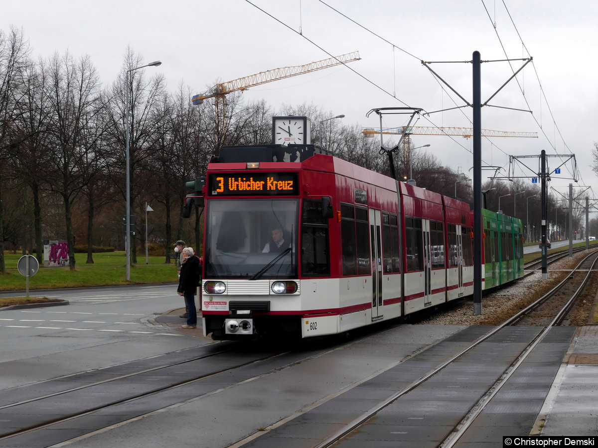 TW 602+604 als Linie 3 beim Verlassen der Haltestelle Thüringen-Park.