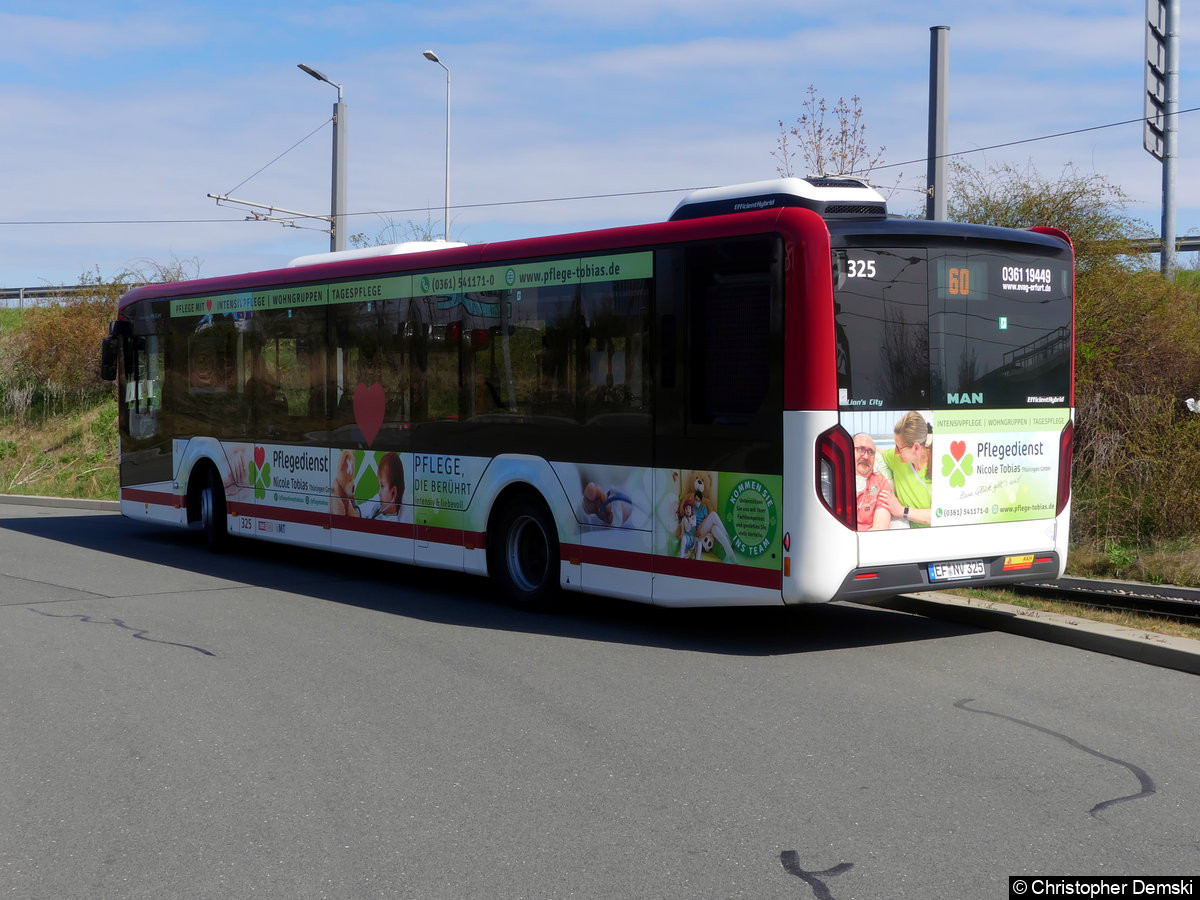Wagen 325 als Linie 51 am Urbicher Kreuz