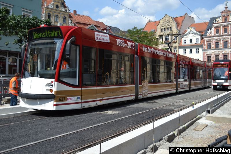 Bild: TW 637 steht jetzt in der neuen Haltestelle Fischmarkt. Die Experten kontrollieren jetzt den Abstand zwischen Haltestelle und Fahrzeug.