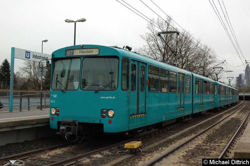 387+401+391 als U7 in der Haltestelle Industriehof Bild: 387+401+391 als U7 in der Haltestelle Industriehof