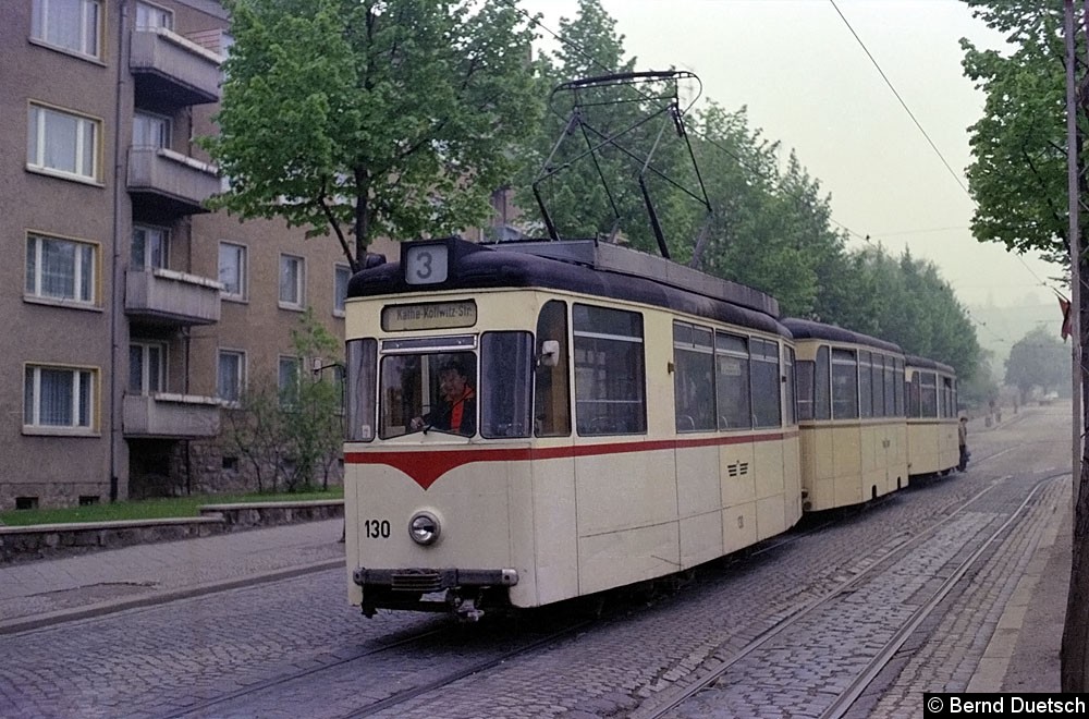 Bild: Die Endstation an der Käthe-Kollwitz-Straße mit Tw 130 und zwei Beiwagen (1977). Dieses kurze Streckenstück in der genannten Straße gibt es heute nicht mehr.
