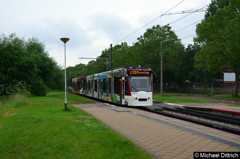 Bild: Combino 621 und 703 erreicht als Linie 2 die Haltestelle Färberwaidweg.