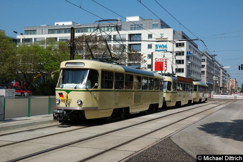Wagen 1001 + 1120 + 2002 als Linie 3 anlässlich 30 Jahre Strecke nach Olvenstedt: Hier an der Haltestelle Verkehrsbetriebe. Bild: Wagen 1001 + 1120 + 2002 als Linie 3 anlässlich 30 Jahre Strecke nach Olvenstedt: Hier an der Haltestelle Verkehrsbetriebe.