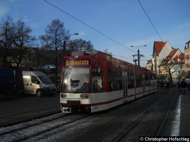 Bild: Nach zwei Unfällen auf der Strecke der Linie 3 und 6, wendete außerplanmäßig der 603 in der Schleife am Domplatz.