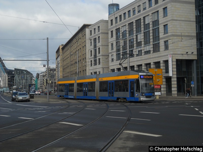 Bild: TW 1102 auf dem Weg zur Haltestelle Johannisplatz.
