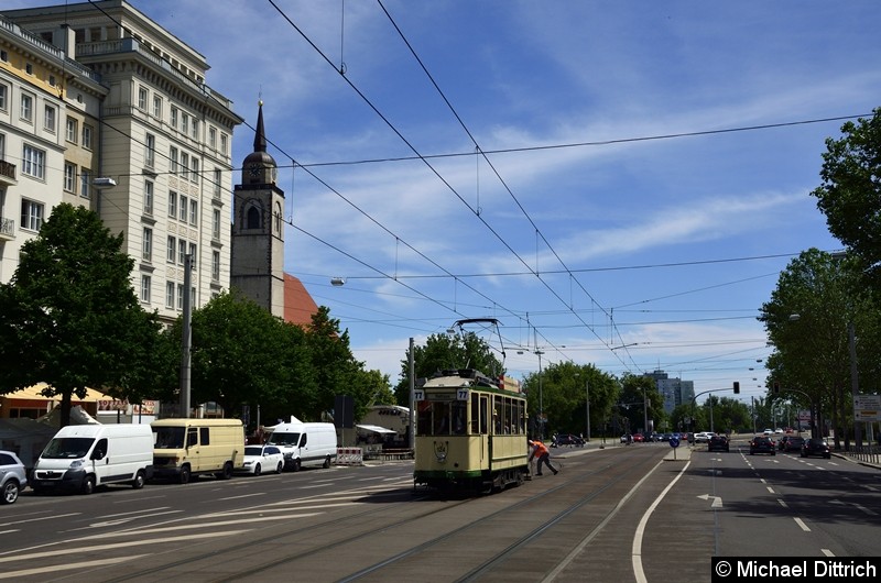 Der historische Triebwagen 124 in der Ernst-Reuter-Allee kurz hinter der Weiche zur Hartstraße.
Dazu hat der Triebwagen hier gewendet.
Im Hintergrund sieht man einen Mitarbeiter die Weiche umstellen. Bild: Der historische Triebwagen 124 in der Ernst-Reuter-Allee kurz hinter der Weiche zur Hartstraße.
Dazu hat der Triebwagen hier gewendet.
Im Hintergrund sieht man einen Mitarbeiter die Weiche umstellen.