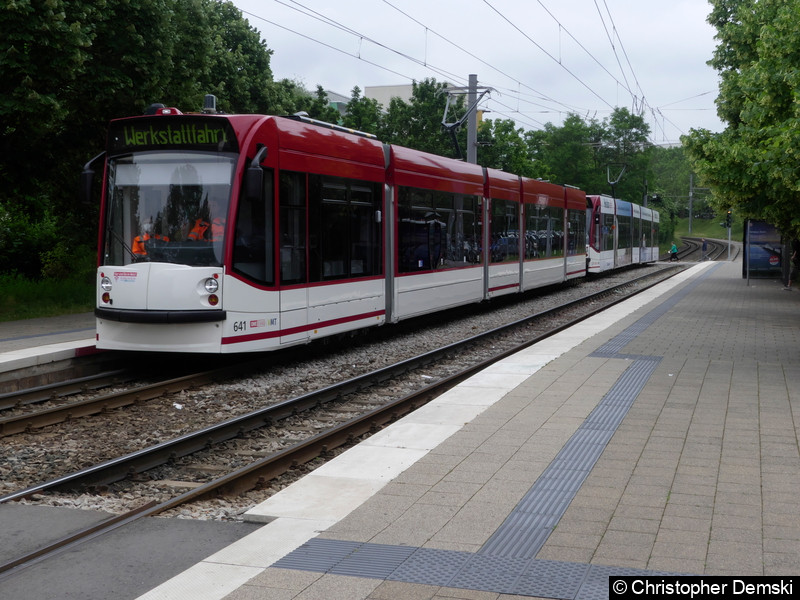 TW 641+629 als Werkstattfahrt bei der Durchfahrt der Haltestelle Melchendorfer Markt. Bild: TW 641+629 als Werkstattfahrt bei der Durchfahrt der Haltestelle Melchendorfer Markt.