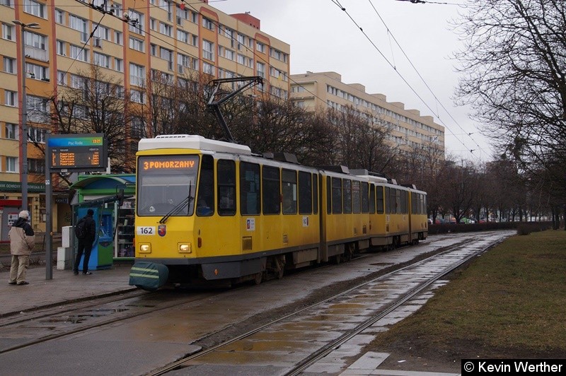 KT4Dt TW 162+163 als Linie 3 nach POMORZANY steht an der Haltestelle Plac Rodła