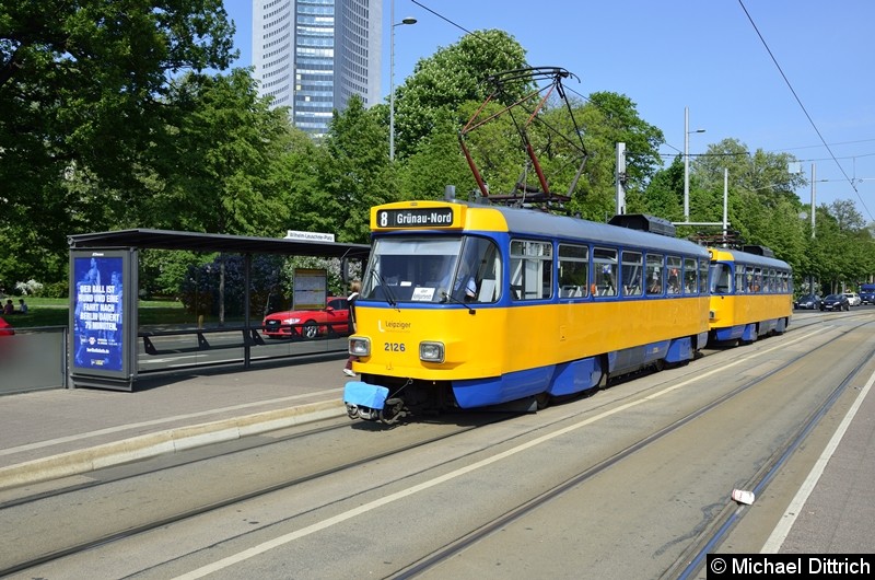 Bild: 2126 + 2110 als Linie 8 am Wilhelm-Leuschner-Platz.