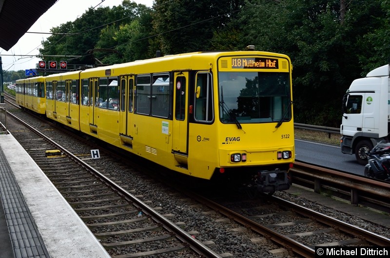 Bild: 5101 + 5122 als Linie U18 auf dem Weg nach Mülheim Hbf. kurz hinter der Haltestelle Rosendeller Straße.
