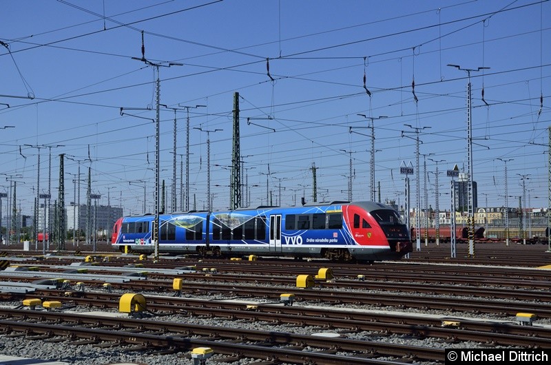 642 037 macht aus Anlass der Eröffnung Fahrten im Güterbahnhof Halle (Saale).