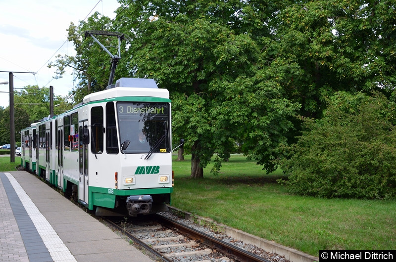 Feierabend! 1288 und 1289 verlassen als Dienstfahrt den Herrenkrug. 
Die Fans mussten mit den Regelzügen in die Stadt fahren.