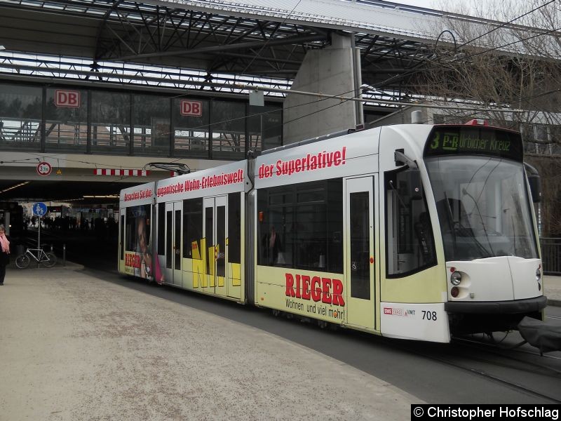 Bild: TW 708 auf der Linie 3 als zweiter Wagen an Combino 631 dran beim verlassen von Hauptbahnhof.