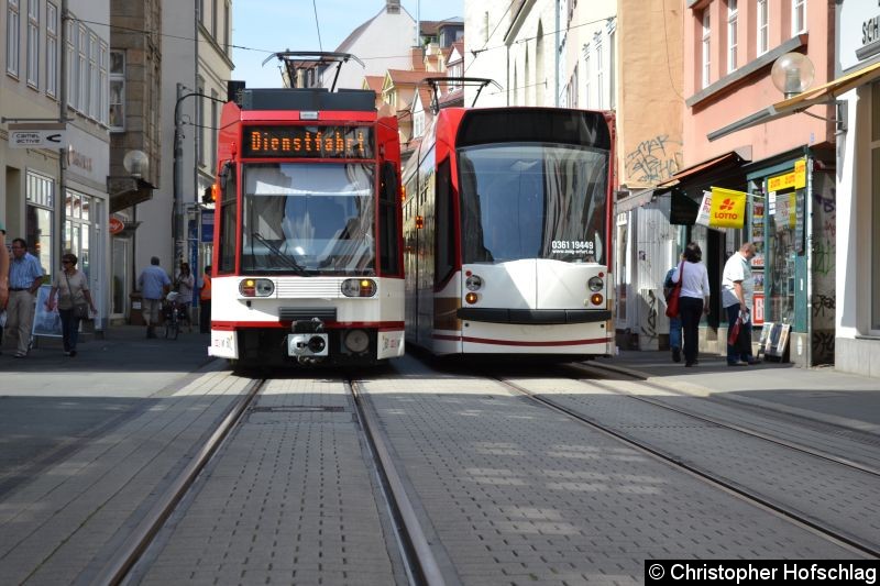Bild: TW 601 und 637 warten auf die freie Fahrt zum Domplatz.