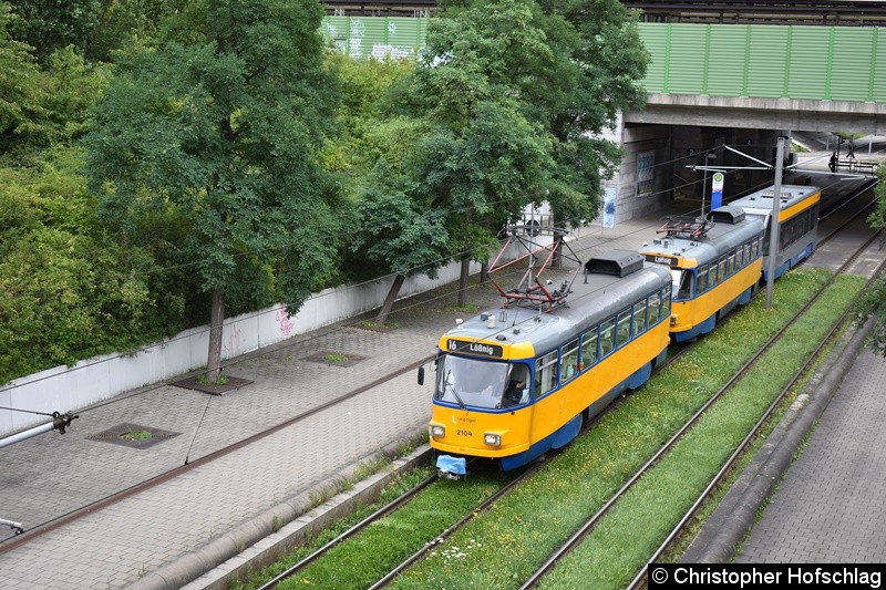 Bild: Ein Tatra-Großzug der Linie 16 beim Verlassen der Haltestelle S-Bahnhof Messe