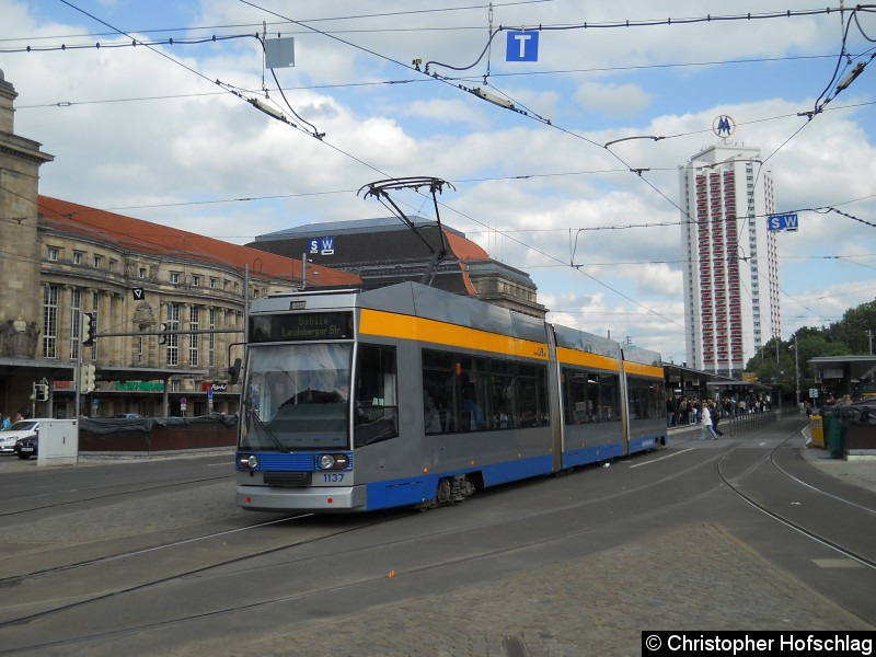 TW 1137 auf der Linie 4 nach Gohlis, Landesberger Straße und verlässt grade die Haltestelle Hauptbahnhof. Bild: TW 1137 auf der Linie 4 nach Gohlis, Landesberger Straße und verlässt grade die Haltestelle Hauptbahnhof.
