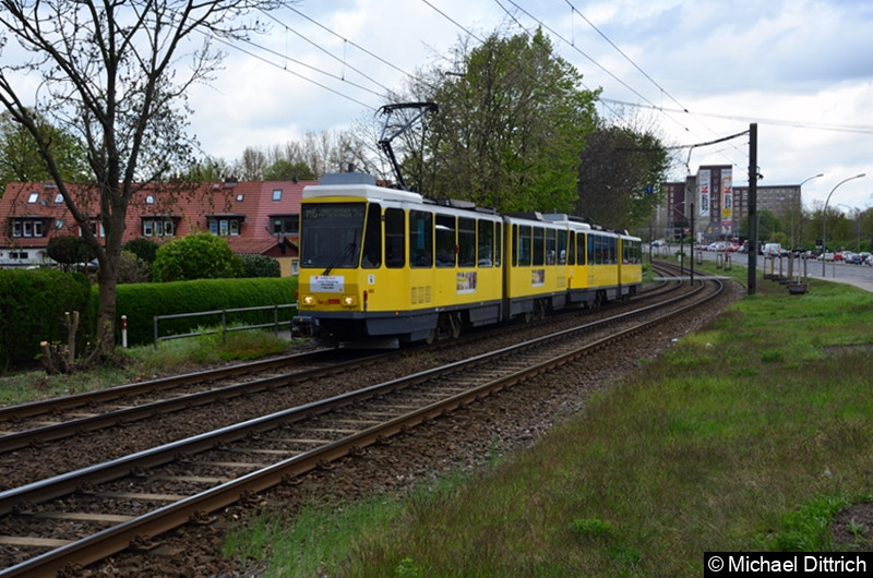 Bild: 6006 + 6170 als Linie M6 zwischen den Haltestellen Landsberger Allee/Rhinstr. und Dingelstädter Str.
Letzter Einsatztag der KT4D in Berlin.